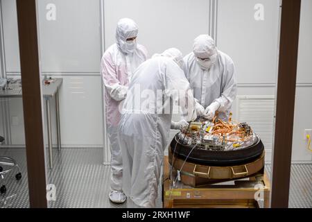 Dugway, Utah, USA. September 2023. Die Kurationsteams verarbeiten die Probe der OSIRIS-REX-Mission der NASA in einem Reinraum, Sonntag, 24. September 2023, in der Utah Test and Training Range des Verteidigungsministeriums. Die Probe wurde im Oktober 2020 von der NASA-Raumsonde OSIRIS-REX vom Asteroiden Bennu entnommen. (Bild: © NASA über ZUMA Press Wire) NUR REDAKTIONELLE VERWENDUNG! Nicht für kommerzielle ZWECKE! Stockfoto