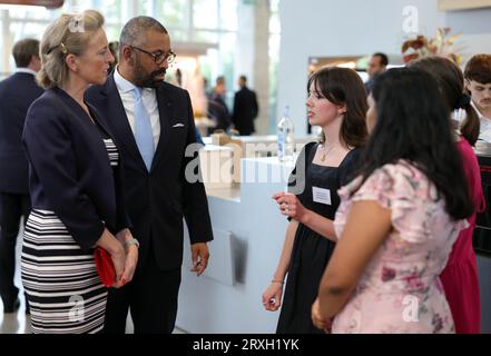 Image © lizenziert an Parsons Media. 21.09.2023. Paris, Frankreich. Der König und die Königin besuchen Frankreich - Tag zwei. König Charles und Königin Camilla besuchen den Le 19M Campus in Paris, Frankreich, am zweiten Tag ihres dreitägigen Staatsbesuchs im Land. Der König und die Königin besuchen den Le 19M Campus, begleitet von Madame Macron und dem Außenminister James geschickt, um mehr über die Arbeit der Organisation zu erfahren, die Bildung, Kreativität und Inklusion fördert, indem sie jungen Menschen traditionelle Fähigkeiten wie Sticken, Anheften und Tweed herstellen vermittelt. Bild von Andrew Parsons/Parsons Media Stockfoto