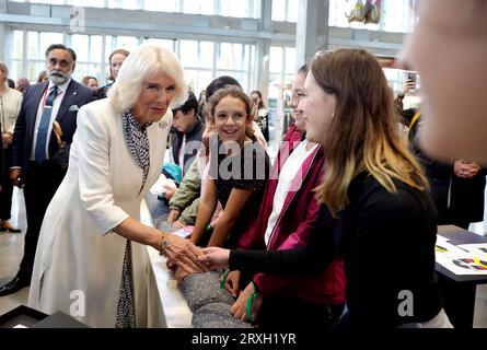 Image © lizenziert an Parsons Media. 21.09.2023. Paris, Frankreich. Der König und die Königin besuchen Frankreich - Tag zwei. König Charles und Königin Camilla besuchen den Le 19M Campus in Paris, Frankreich, am zweiten Tag ihres dreitägigen Staatsbesuchs im Land. Der König und die Königin besuchen den Le 19M Campus, begleitet von Madame Macron und dem Außenminister James geschickt, um mehr über die Arbeit der Organisation zu erfahren, die Bildung, Kreativität und Inklusion fördert, indem sie jungen Menschen traditionelle Fähigkeiten wie Sticken, Anheften und Tweed herstellen vermittelt. Bild von Andrew Parsons/Parsons Media Stockfoto