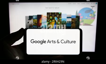 Person, die ein Smartphone mit dem Logo der Online-Plattform Google Arts and Culture auf dem Bildschirm vor der Website hält. Konzentrieren Sie sich auf das Display des Telefons. Stockfoto