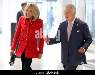 Image © lizenziert an Parsons Media. 21.09.2023. Paris, Frankreich. Der König und die Königin besuchen Frankreich - Tag zwei. König Charles und Königin Camilla besuchen den Le 19M Campus in Paris, Frankreich, am zweiten Tag ihres dreitägigen Staatsbesuchs im Land. Der König und die Königin besuchen den Le 19M Campus, begleitet von Madame Macron und dem Außenminister James geschickt, um mehr über die Arbeit der Organisation zu erfahren, die Bildung, Kreativität und Inklusion fördert, indem sie jungen Menschen traditionelle Fähigkeiten wie Sticken, Anheften und Tweed herstellen vermittelt. Bild von Andrew Parsons/Parsons Media Stockfoto