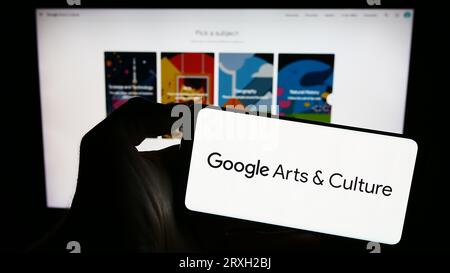 Person, die ein Mobiltelefon mit dem Logo der Online-Plattform Google Arts and Culture auf dem Bildschirm vor der Firmenwebseite hält. Konzentrieren Sie sich auf das Display des Telefons. Stockfoto