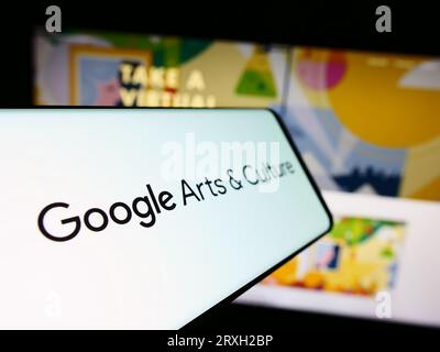 Smartphone mit Logo der Online-Plattform Google Arts and Culture auf dem Bildschirm vor der Website des Unternehmens. Konzentrieren Sie sich auf die Mitte-links-Anzeige des Telefons. Stockfoto