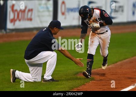 Ostrava, Tschechische Republik. September 2023 25. Eric Sogard aus Tschechien, rechts, während des Baseball-Europameisterschaftsspiels Griechenland gegen Tschechien in Ostrava, Tschechien, am 25. September 2023. Quelle: Jaroslav Ozana/CTK Photo/Alamy Live News Stockfoto