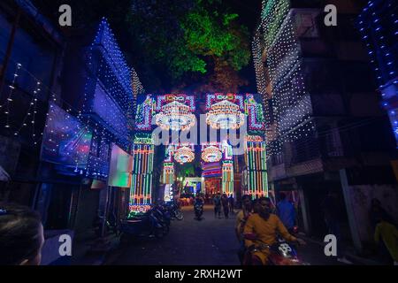 Kolkata, Westbengalen, Indien- 4h Oktober 2022 : geschmückte und beleuchtete Straße während der Durga Puja-Festivalnacht. Durga puja, Festival des Hinduismus. Stockfoto