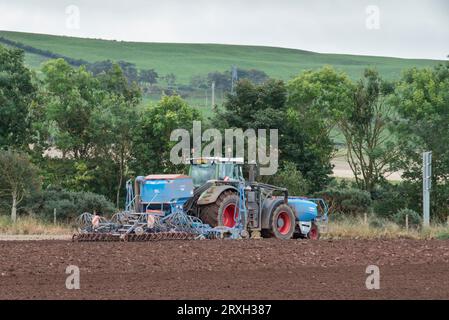 Pflanzen und Düngen von Traktorfrüchten in der Nähe von Laurancekirk Aberdeenshire Stockfoto