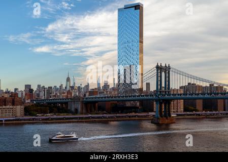 Einzigartiger Blick auf die Manhattan Bridge und die New york Fähre, die Brooklyn mit Manhattan verbindet. Dies ist eine zweistöckige Brücke für U-bahnen, busse Stockfoto