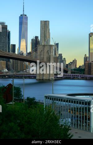 Einzigartiger Blick auf die Brooklyn Bridge, die Brooklyn mit Manhattan verbindet. Dies ist eine zweistöckige Brücke für Wanderer, Busse, Autos und LKWs. Stockfoto