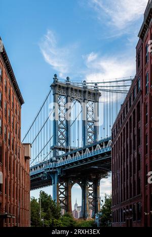 Einzigartiger Blick auf die Manhattan Bridge, die Brooklyn mit Manhattan verbindet. Dies ist eine zweistöckige Brücke für U-Bahnen, Busse, Autos und Lkws. Stockfoto