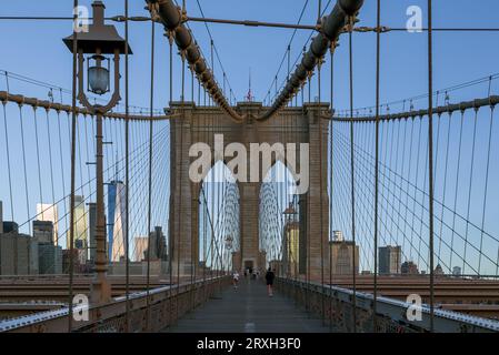 Einzigartiger Blick auf die Brooklyn Bridge, die Brooklyn mit Manhattan verbindet. Dies ist eine zweistöckige Brücke für Wanderer, Busse, Autos und LKWs. Stockfoto