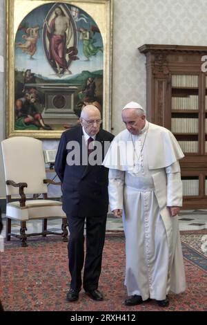 Vatikanstadt, Vatikan, 8. Juni 2013. Papst Franziskus empfängt den Präsidenten der Italienischen republik Giorgio Napolitano in seinem Atelier im Vatikan Stockfoto