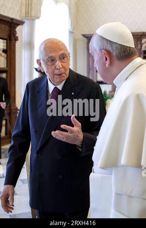 Vatikanstadt, Vatikan, 8. Juni 2013. Papst Franziskus empfängt den Präsidenten der Italienischen republik Giorgio Napolitano in seinem Atelier im Vatikan Stockfoto