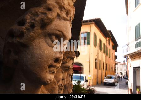 Pisa, Italien. September 2023. Eine der vielen malerischen Straßen in Pisa, Toskana. Hochwertige Fotos Stockfoto