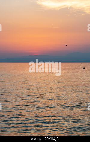 Seeblick bei Sonnenuntergang vom Fußweg in Cisano, Bardolino, Gardasee, Italien Stockfoto