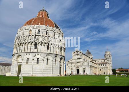 Pisa, Italien. September 2923. Das Baptisterium, das Duoma, die Kathedrale und der schiefe Turm von Pisa. Hochwertige Fotos Stockfoto