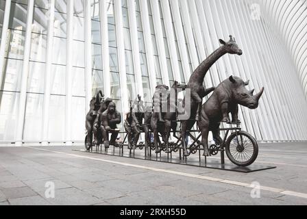 NEW YORK, USA, - 16. SEPTEMBER 2023. Die Skulptur gefährdeter Tiere, die vor dem Oculus-Gebäude in New York mit dem Fahrrad fahren, stellt die dar Stockfoto