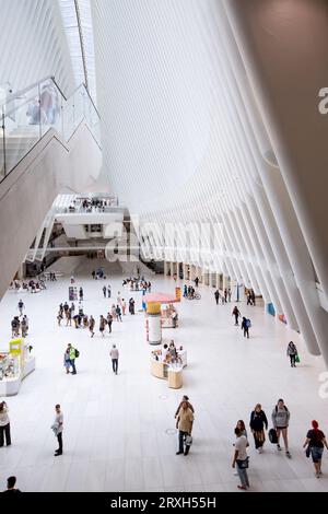 OCULUS, NEW YORK, USA, -16. SEPTEMBER 2023. Das Innere des Oculus Transport- und Einzelhandelsgebäudes, das das World Trade Centre und Ground Z bedient Stockfoto