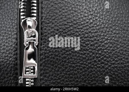 Nahaufnahme eines Metallschlosses mit Reißverschluss an einer Ledertasche. Schließe Stockfoto