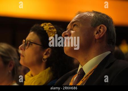 Bournemouth, Großbritannien. September 2023 25. Parteivorsitzender Sir Ed Davey, Layla Moran und Helen Morgan MP fotografierten während der Housing Crisis Session auf der Herbstkonferenz der Liberal Democrat im Bournemouth International Centre in Bournemouth, Großbritannien Bild von Julie Edwards Credit: JEP Celebrity Photos/Alamy Live News Stockfoto