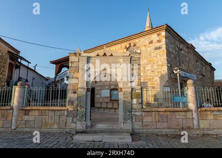 25. September 2023: Historische Fatih-Moschee in der langsamen Stadt Eski Foca, eine touristische Küstenstadt in Izmir in der Türkei am 25. September 2023. Phocaea oder Phokaia, das heutige Foca, war eine antike griechische Stadt an der Westküste Anatoliens. (Bild: © Tolga Ildun/ZUMA Press Wire) NUR REDAKTIONELLE VERWENDUNG! Nicht für kommerzielle ZWECKE! Stockfoto