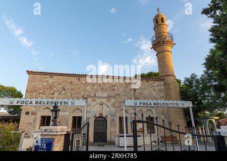 25. September 2023: Historische Kayalar-Moschee in der langsamen Stadt Eski Foca, eine touristische Küstenstadt in Izmir in der Türkei am 25. September 2023. Phocaea oder Phokaia, das heutige Foca, war eine antike griechische Stadt an der Westküste Anatoliens. (Bild: © Tolga Ildun/ZUMA Press Wire) NUR REDAKTIONELLE VERWENDUNG! Nicht für kommerzielle ZWECKE! Stockfoto