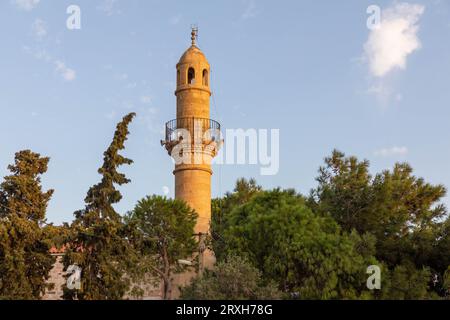 25. September 2023: Historische Kayalar-Moschee in der langsamen Stadt Eski Foca, eine touristische Küstenstadt in Izmir in der Türkei am 25. September 2023. Phocaea oder Phokaia, das heutige Foca, war eine antike griechische Stadt an der Westküste Anatoliens. (Bild: © Tolga Ildun/ZUMA Press Wire) NUR REDAKTIONELLE VERWENDUNG! Nicht für kommerzielle ZWECKE! Stockfoto