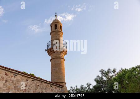 25. September 2023: Historische Kayalar-Moschee in der langsamen Stadt Eski Foca, eine touristische Küstenstadt in Izmir in der Türkei am 25. September 2023. Phocaea oder Phokaia, das heutige Foca, war eine antike griechische Stadt an der Westküste Anatoliens. (Bild: © Tolga Ildun/ZUMA Press Wire) NUR REDAKTIONELLE VERWENDUNG! Nicht für kommerzielle ZWECKE! Stockfoto