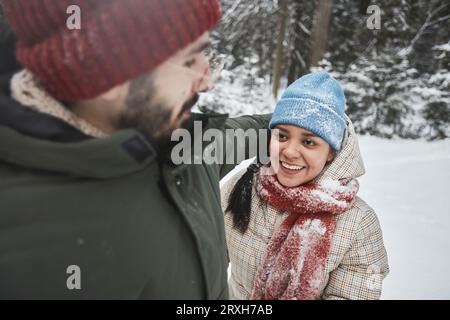 Porträt eines unbeschwerten jungen Paares, das sich im Winter umgibt und Spaß hat Stockfoto