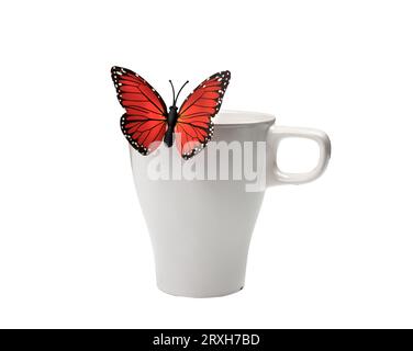 Ein falscher Schmetterling auf einer weißen Tasse Stockfoto
