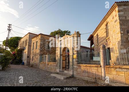 25. September 2023: Historische Fatih-Moschee in der langsamen Stadt Eski Foca, eine touristische Küstenstadt in Izmir in der Türkei am 25. September 2023. Phocaea oder Phokaia, das heutige Foca, war eine antike griechische Stadt an der Westküste Anatoliens. (Bild: © Tolga Ildun/ZUMA Press Wire) NUR REDAKTIONELLE VERWENDUNG! Nicht für kommerzielle ZWECKE! Stockfoto