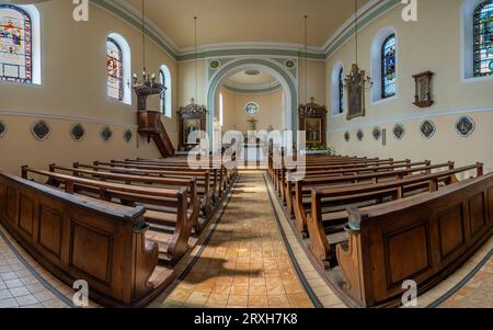 Riquewihr, Frankreich - 09 04 2023: Die Weinstraße. Blick auf die katholische Kirche Sainte-Marguerite aus dem Kirchenschiff Stockfoto