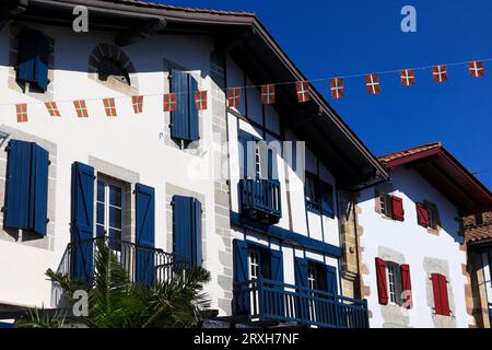 Traditionelle weiße Häuser in Ainhoa, einem kleinen Dorf in Frankreich nahe der spanischen Grenze Stockfoto