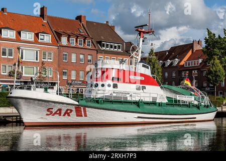 Ausgemusterter SAR-Kreuzer „Georg Breusing“ im alten Binnenhafen Ratsdelft in Emden, Deutschland Stockfoto