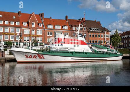 Ausgemusterter SAR-Kreuzer „Georg Breusing“ im alten Binnenhafen Ratsdelft in Emden, Deutschland Stockfoto