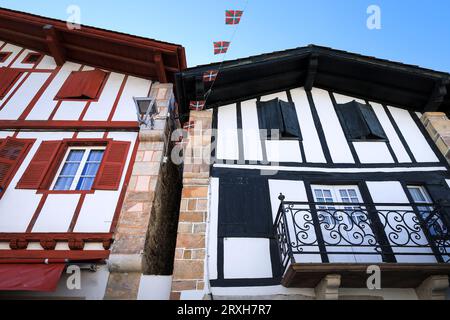 Traditionelle weiße Häuser in Ainhoa, einem kleinen Dorf in Frankreich nahe der spanischen Grenze Stockfoto