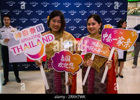 Bangkok, Thailand. September 2023 25. Thailändische Beamte halten Banner, um chinesische Touristen, die von Shanghai abreisen, während einer Begrüßungszeremonie anlässlich des ersten Tages der Visafreiheit der Regierung am internationalen Flughafen Suvarnabhumi in der Provinz Samut Prakan, Thailand, willkommen zu heißen. Die thailändische Regierung gewährte den chinesischen und kasachischen Touristen eine fünfmonatige Visumbefreiung, die vom 25. September 2023 bis zum 29. Februar 2024 in Kraft trat und auf die Erzielung von Tourismuseinnahmen abzielte. (Bild: © Wissarut Weerasopon/ZUMA Press Wire) NUR REDAKTIONELLE VERWENDUNG! Nicht für kommerzielle ZWECKE! Stockfoto