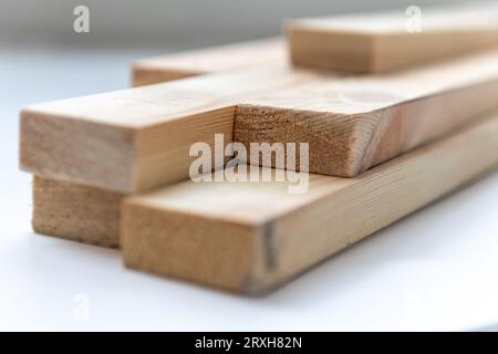 Nahaufnahme von vorbereitetem Kiefernholz. Stockfoto