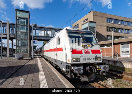 DB Intercity 2 mit Bombardier-Lokomotive TRAXX AC2 im Bahnhof Emden Stockfoto