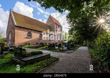 Suurhusen Kirche in Hinte, Deutschland, mit dem schiefsten Turm der Welt, in einem Winkel von 5,19 Grad geneigt. Stockfoto