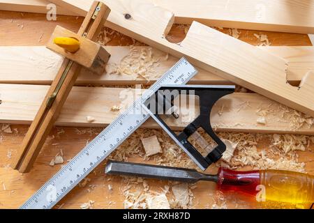 Holz, Holzspäne und Tischlerwerkzeuge auf einer Werkbank. Stockfoto