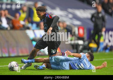 Coventry, Großbritannien. September 2023 25. Jay Dasilva #3 von Coventry City fouls Josh Koroma #10 von Huddersfield Town während des Sky Bet Championship Matches Coventry City vs Huddersfield Town in Coventry Building Society Arena, Coventry, Großbritannien, 25. September 2023 (Foto: Gareth Evans/News Images) in Coventry, Großbritannien am 25.09.2023. (Foto: Gareth Evans/News Images/SIPA USA) Credit: SIPA USA/Alamy Live News Stockfoto