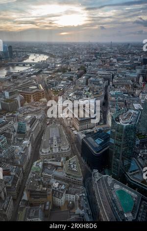 London, Großbritannien. 25. September 2023. Blick auf den Sonnenuntergang vom 50. Stock des 8 Bishopsgate. Diese im August eröffnete öffentliche Ausstellungsgalerie, bekannt als The Lookout, wird mit Horizon 22 konkurrieren, einer weiteren Aussichtsplattform, die Ende September im benachbarten Bishopsgate 22 für die Öffentlichkeit zugänglich sein wird, aber eine Aussicht aus dem 58. Stock bieten wird. Quelle: Stephen Chung / Alamy Live News Stockfoto