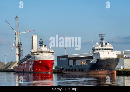 Offshore-Schiffe „Spirit of Emden“ und „Norwind Breeze“ im Hafen von Emden, Deutschland Stockfoto