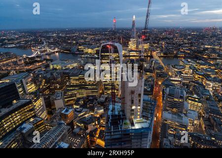 London, Großbritannien. 25. September 2023. Das Shard- und Walkie-Talkie-Gebäude wird bei Sonnenuntergang aus dem 50. Stock von 8 Bishopsgate gesehen. Diese im August eröffnete öffentliche Ausstellungsgalerie, bekannt als The Lookout, wird mit Horizon 22 konkurrieren, einer weiteren Aussichtsplattform, die Ende September im benachbarten Bishopsgate 22 für die Öffentlichkeit zugänglich sein wird, aber eine Aussicht aus dem 58. Stock bieten wird. Quelle: Stephen Chung / Alamy Live News Stockfoto