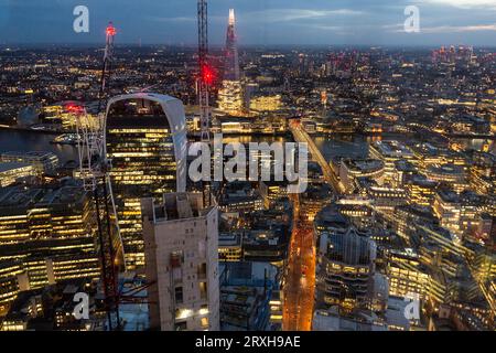 London, Großbritannien. 25. September 2023. Das Shard- und Walkie-Talkie-Gebäude wird bei Sonnenuntergang aus dem 50. Stock von 8 Bishopsgate gesehen. Diese im August eröffnete öffentliche Ausstellungsgalerie, bekannt als The Lookout, wird mit Horizon 22 konkurrieren, einer weiteren Aussichtsplattform, die Ende September im benachbarten Bishopsgate 22 für die Öffentlichkeit zugänglich sein wird, aber eine Aussicht aus dem 58. Stock bieten wird. Quelle: Stephen Chung / Alamy Live News Stockfoto