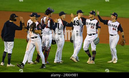 Ostrava, Tschechische Republik. September 2023 25. Die tschechischen Spieler feiern, nachdem sie das Baseball-Europameisterschaftsspiel Griechenland gegen Tschechien in Ostrava, Tschechien, am 25. September 2023 gewonnen haben. Quelle: Jaroslav Ozana/CTK Photo/Alamy Live News Stockfoto