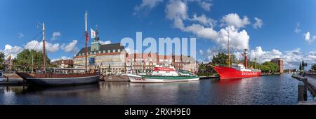 Alter Binnenhafen Ratsdelft mit Museumsschiffen „Amrumbank“ und „Georg Breusing“ in Emden, Deutschland Stockfoto