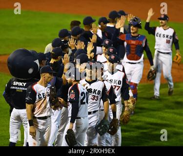 Ostrava, Tschechische Republik. September 2023 25. Die tschechischen Spieler feiern, nachdem sie das Baseball-Europameisterschaftsspiel Griechenland gegen Tschechien in Ostrava, Tschechien, am 25. September 2023 gewonnen haben. Quelle: Jaroslav Ozana/CTK Photo/Alamy Live News Stockfoto