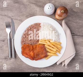 Mailänder Rindfleisch, Reis, Bohnen und pommes frites. Typisch brasilianisches Gericht. Stockfoto