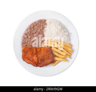 Mailänder Rindfleisch, Reis, Bohnen und pommes frites. Typisches brasilianisches Gericht isoliert auf weißem Hintergrund. Stockfoto